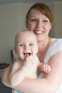 Mutter und Baby auf Schoß, Portrait Mutter und Baby auf Schoß, Portrait